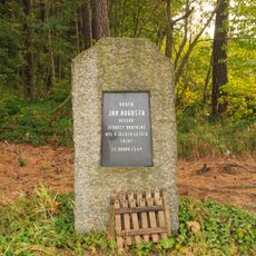 Památník biskupa Jana Augusty východně od Džbánova