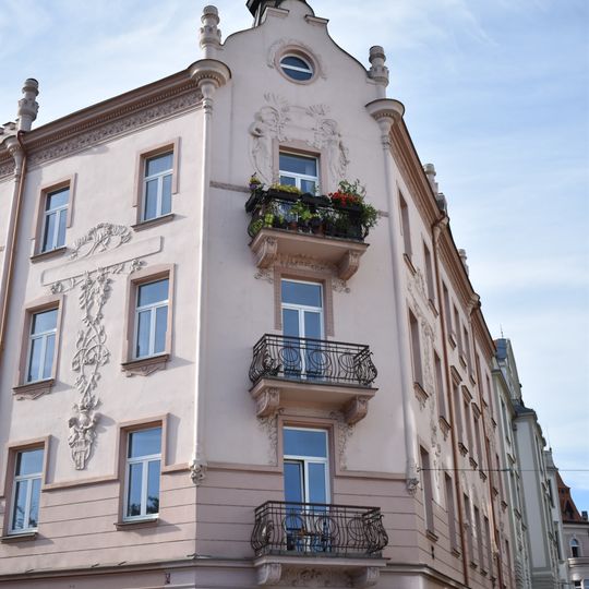 Štukové reliéfy domu U Staré koruny