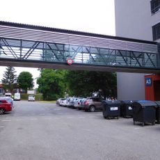 Lávka mezi budovami A3 a B3 v areálu Fakulty strojního inženýrství VUT v Brně