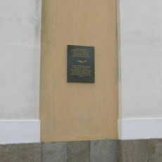 Pamětní deska Wenzela Karla vlevo na kostele v Království