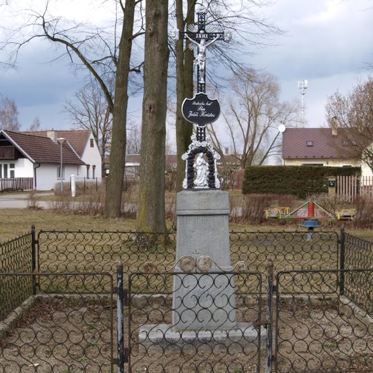 Kříž na návsi u kaple