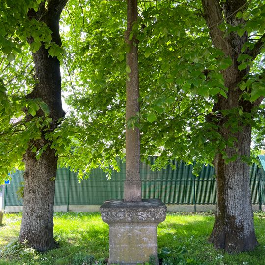 Croix du bourg d'Asnières-sur-Saône