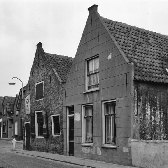 Pand met zadeldak en gepleisterde puntgevel