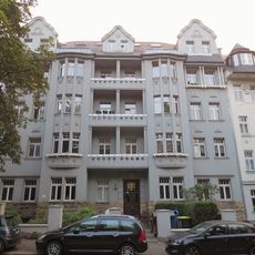 Mietshaus in geschlossener Bebauung mit Vorgarten und Einfriedungsmauer Barbarossastraße 75