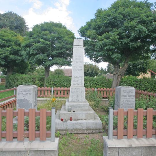 Pomník obětem I. světové války a pomník MUDr. J. Bartoňovi