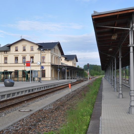 Sachgesamtheitsbestandteil der Sachgesamtheit Eisenbahnstrecke Bad Schandau - Sebnitz - Neustadt i. Sa. mit folgenden Einzeldenkmalen: Empfangsgebäude mit Haus- und Inselbahnsteig , Lokschuppen, Lademaß, Güterschuppen sowie Ste