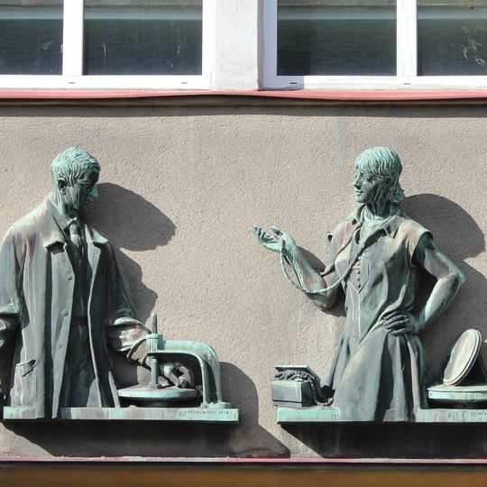 Kovová plastika na domu Palackého 175 v Turnově