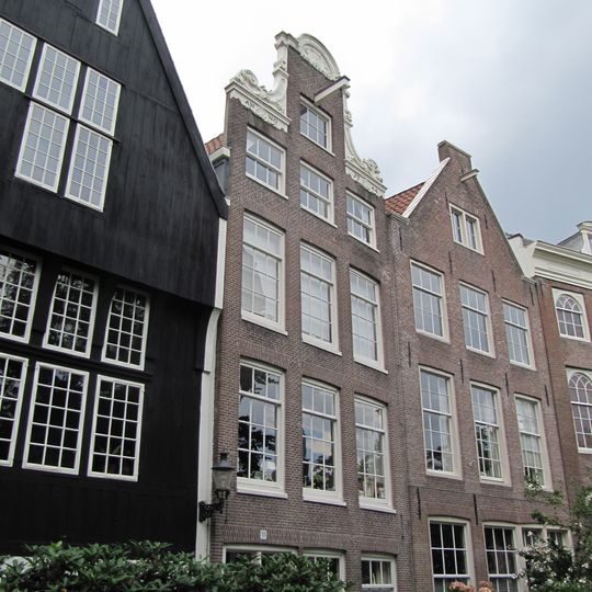 Huis met halsgevel met gedeelde vleugelstukken, waaronder hij is gedateerd