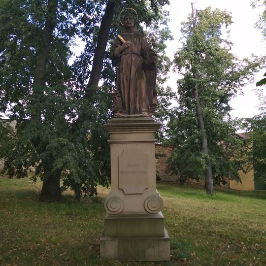 Socha svatého Bonaventury u kláštera bosých karmelitánů ve Slaném