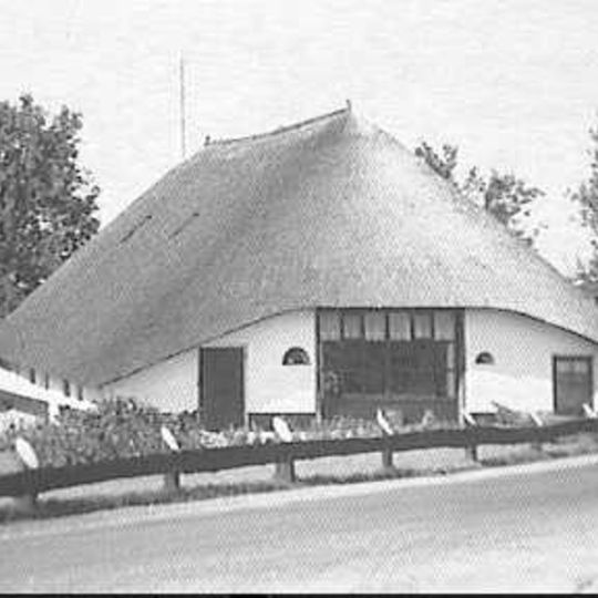 Goed bewaarde boerderij met gepleisterde gevels, waarin aan de voorzijde vensters met luiken en zesruits-schuiframen. Rieten dak