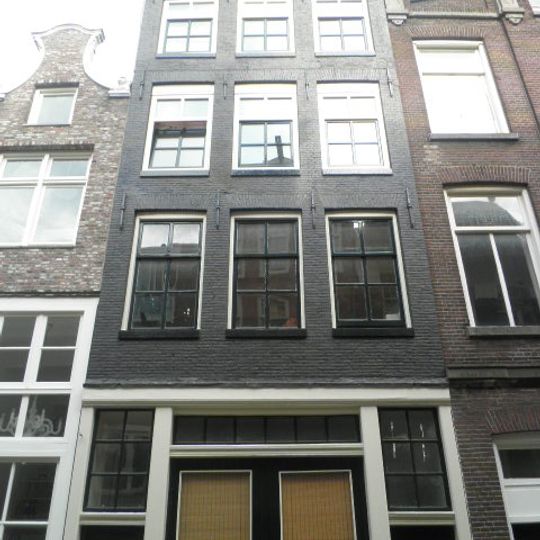 Pand met gevel onder rechte lijst met consoles