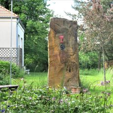 Pomník Husův kámen v zahradě Husova sboru v Čelákovicích