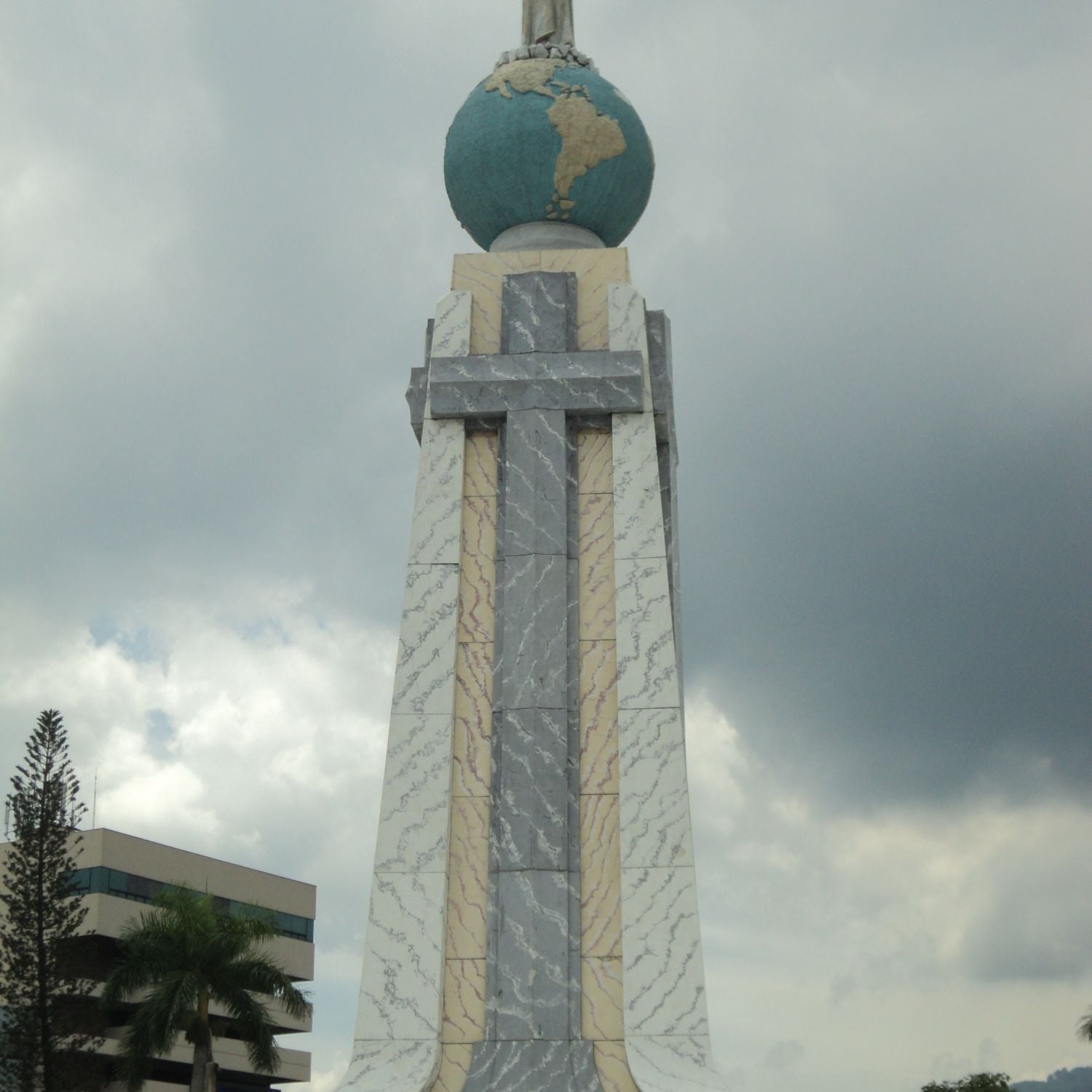 Monumento al Divino - Religious monument at Plaza El Salvador del Mundo ...