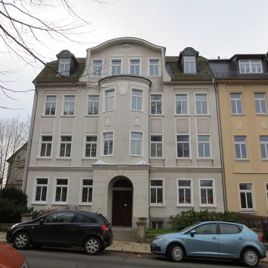 Mietshaus in halboffener Bebauung mit Vorgarten und Einfriedung Ernst-Heilmann-Straße 20