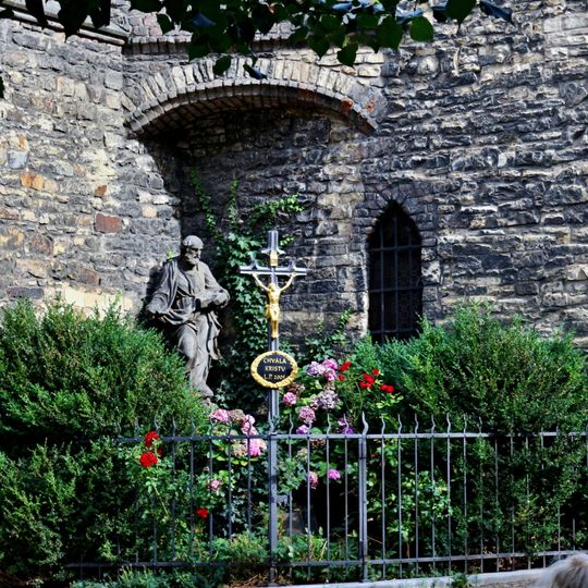 Kříž a socha u kostela svatého Petra na Poříčí