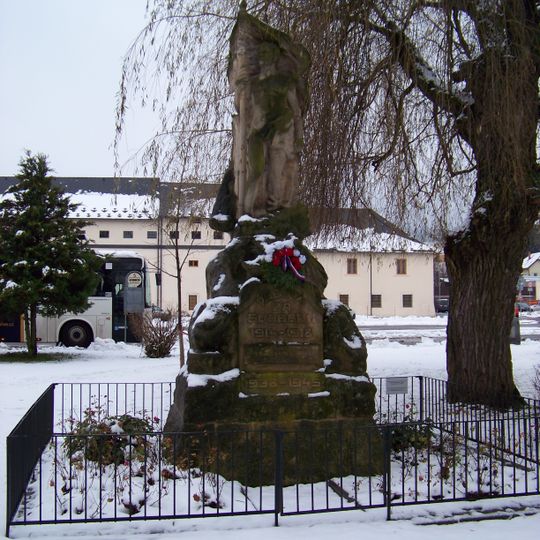 Pomník padlým ve válkách v ulici 5.května v Lomnici nad Popelkou