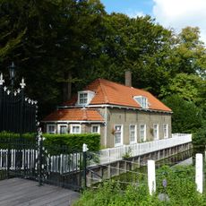Brug, toegangshek en portierswoning van het landgoed Oostduin