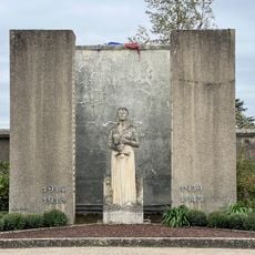 Monument aux morts récent du cimetière de Brunoy