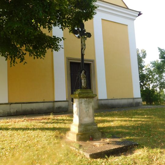 Kříž před kaplí Panny Marie Bolestné na Lutrštéku