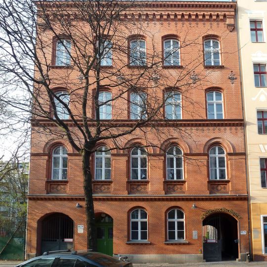 Kopfbau der 7. und 8. Gemeindeschule mit Standesamt