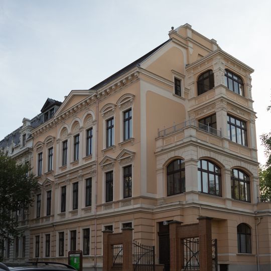 Mietshaus, nach links in geschlossener Bebauung, mit Einfahrt und Vorgarten Augustastraße 35