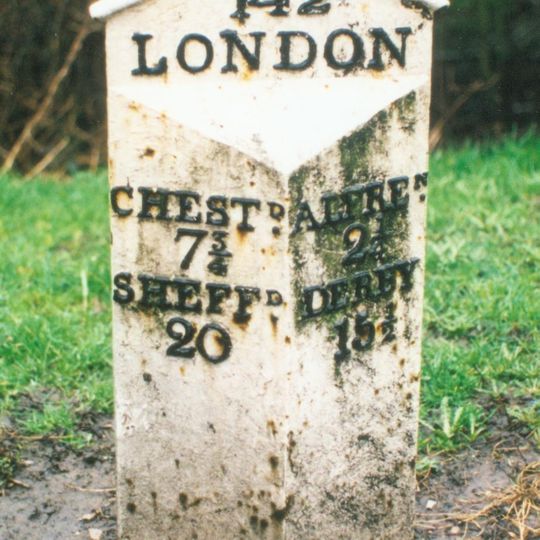 Milepost, roadside at SK393591