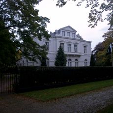 Statig woonhuis van harmonische architectuur