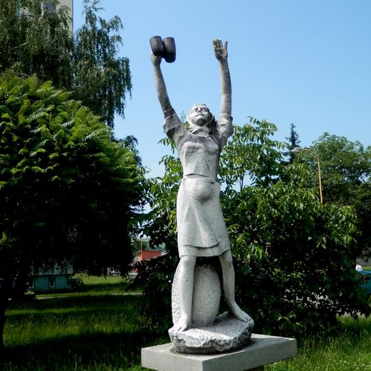 Socha ženy s pohármi v ruke