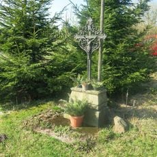 Kříž u rozcestí k golfišti v Cínovci