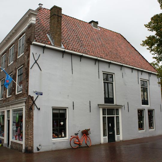 Zijingang in gepleisterde zijgevel van pand lange viele 81