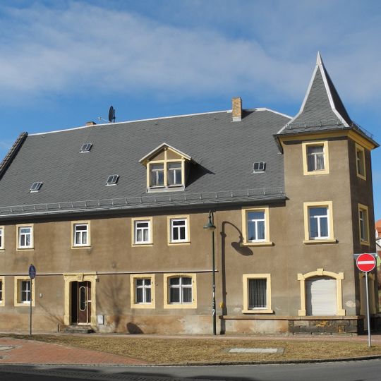 Wohnhaus in Ecklage und halboffener Bebauung Freiberger Straße 18