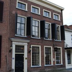 Brede lijstgevel voor huis met mezzanino en schilddak