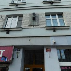 Pamětní deska Karlu Axamitovi na domě Komunardů 1126/31 v Holešovicích