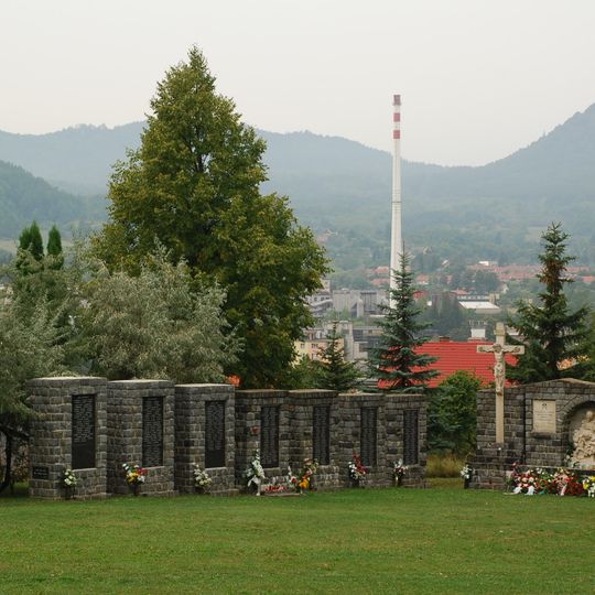 Pamätník obetiam bans. nešťastí, pilier s tabuľou pamätnou V.