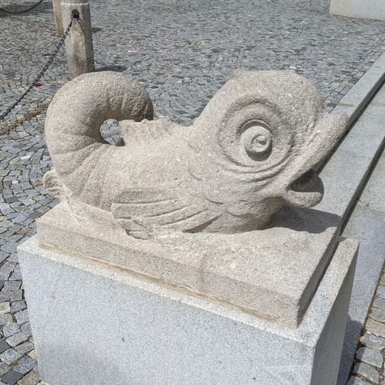 Socha Delfín na náměstí Republiky v Žďáru nad Sázavou