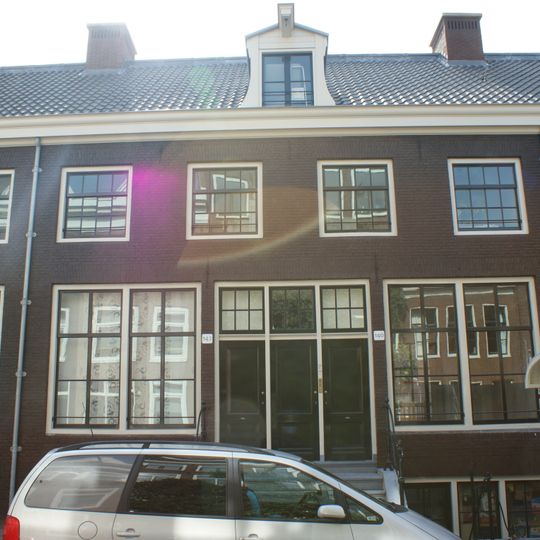 Aaneengesloten reeks onderkelderde dijkwoningen