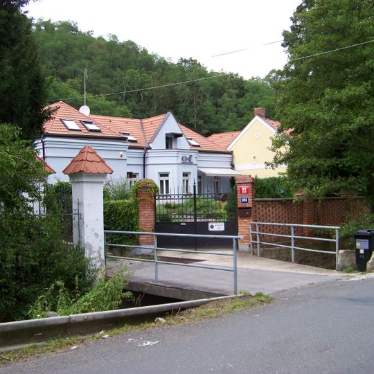 Most přes Šárecký potok u domu V Šáreckém údolí čo. 104