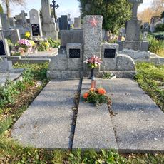 Hrob s pomníkem rudoarmějců