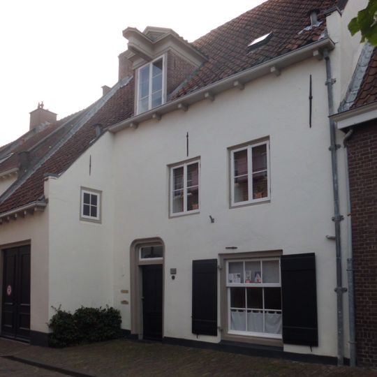 Gepleisterde woning met uitspringende aangebouwde vleugel