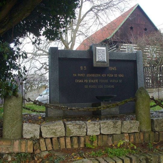 Pomník osvobození na návsi v Chcebuzi