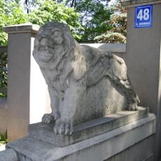 Ogrodzenie posesji z bramą wjazdową z rzeźbami lwów