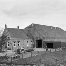 "Agatha Johannahoeve" : boerderij, bestaande uit een woonhuis onder zadeldak met puntgevel en een grote bakstenen stal onder pannen wolfdak. Middenlangsdeeltype der Vlaamse schuurgroep.