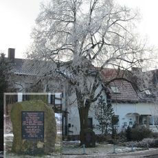 Gusseisenplatte auf Steinblock