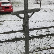 Kříž v zahradě domu na západním okraji Obrnic