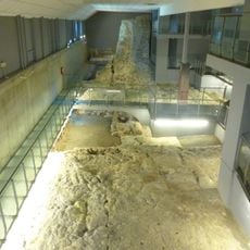 Restos de muralla urbana en calle Reina