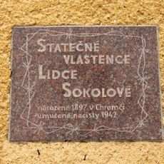 Pamětní deska v Chromči na budově školky