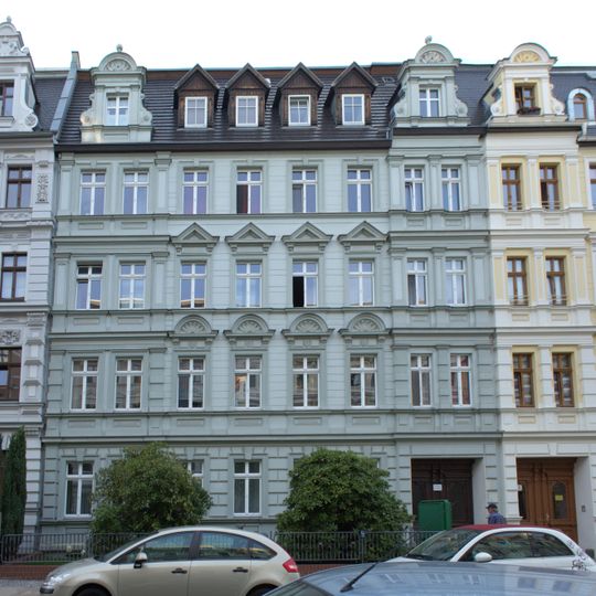 Mietshaus in geschlossener Bebauung mit Vorgarten Augustastraße 21