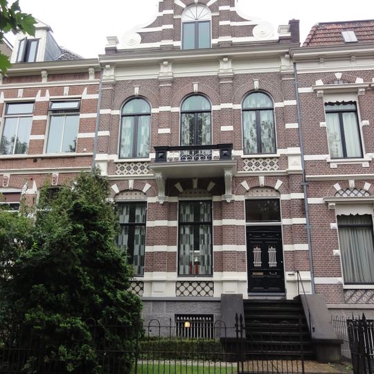 Herenhuis met hek uit 1889 in eclectische neorenaissance