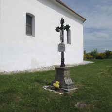 Kříž západně od Svéradic u kaple vpravo