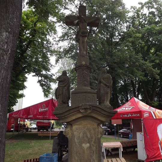 Kříž v Potštejně u kostela